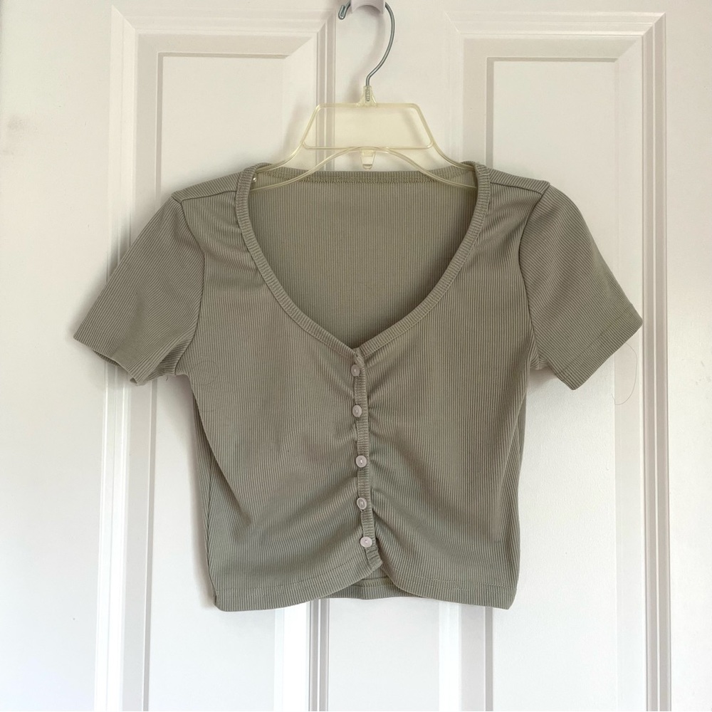 ❌SOLD❌ green button up crop top